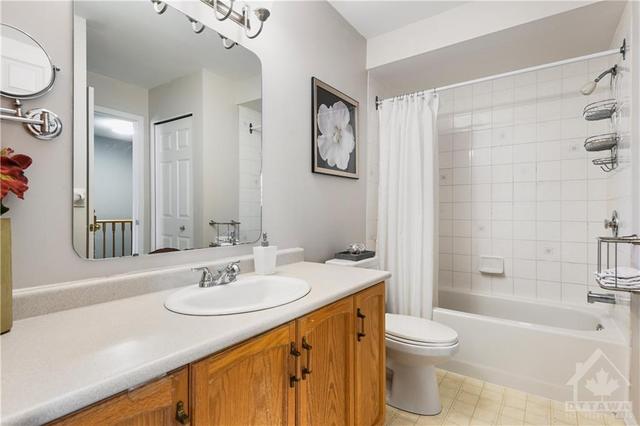 28 Redstone Lane, Townhouse with 3 bedrooms, 2 bathrooms and 2 parking in Ottawa ON | Image 11