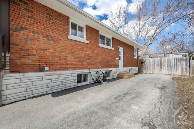 809 Pleasant Park Road, House detached with 3 bedrooms, 2 bathrooms and 3 parking in Ottawa ON | Image 2