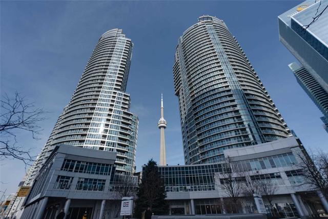 1611 - 208 Queens Quay W, Condo with 2 bedrooms, 2 bathrooms and 1 parking in Toronto ON | Image 1
