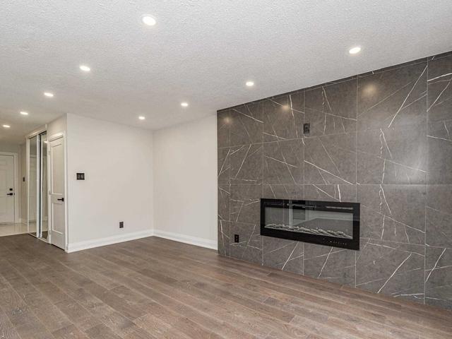 1481 Ester Dr, Townhouse with 3 bedrooms, 3 bathrooms and 2 parking in Burlington ON | Image 2