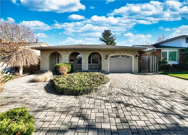 26 Lakebreeze Cres, House detached with 3 bedrooms, 2 bathrooms and 5 parking in St. Catharines ON | Image 1
