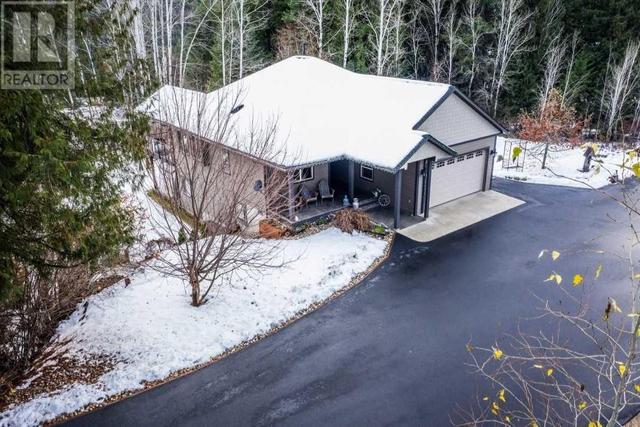 3759 Krestova Cemetery Rd, House detached with 2 bedrooms, 3 bathrooms and 8 parking in Central Kootenay H BC | Image 4