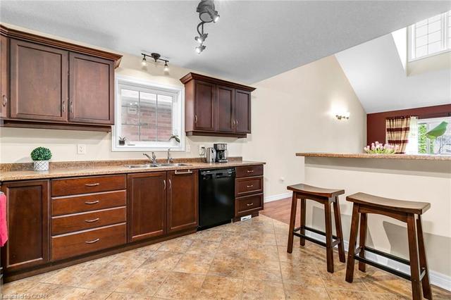 136 Mcarthur Crescent, House semidetached with 3 bedrooms, 3 bathrooms and null parking in Guelph ON | Image 3