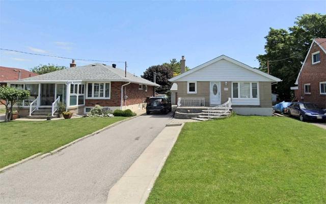 toronto - 81 Waringstown Dr, House detached with 2 bedrooms, 1 bathrooms and 1 parking in Toronto ON | Image 2
