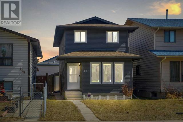 201 Templemont Drive Ne, House detached with 4 bedrooms, 2 bathrooms and 3 parking in Calgary AB | Image 1