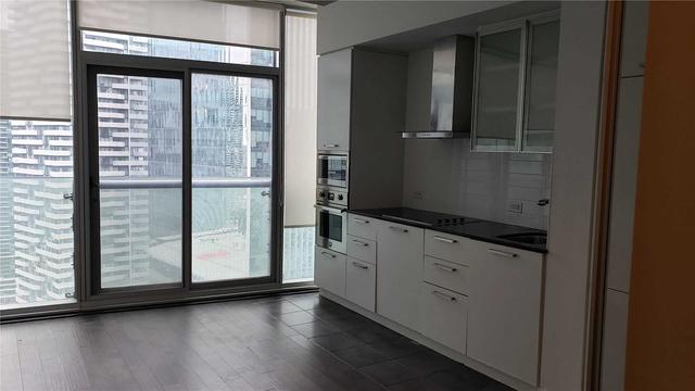 3001 - 12 York St, Condo with 1 bedrooms, 1 bathrooms and 0 parking in Toronto ON | Image 8