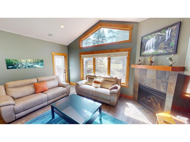 7309 Copperhorn Drive, House detached with 3 bedrooms, 2 bathrooms and null parking in Radium Hot Springs BC | Image 2