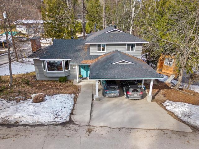 2740 Tamarack Avenue, House detached with 4 bedrooms, 3 bathrooms and 2 parking in Rossland BC | Image 2