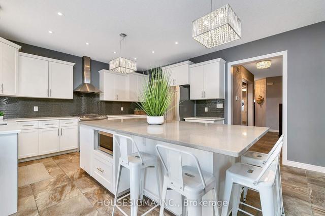 708 Rock Elm St, House detached with 4 bedrooms, 5 bathrooms and 4 parking in Waterloo ON | Image 2