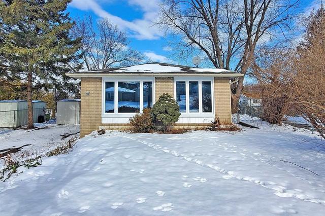 765 Greenfield Cres, Home with 2 bedrooms, 1 bathrooms and 1 parking in Newmarket ON | Image 1