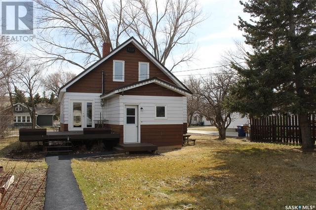631 Front Street, House detached with 4 bedrooms, 2 bathrooms and null parking in Eastend SK | Image 32