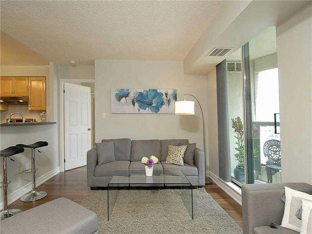 1015 - 23 Lorraine Dr, Condo with 2 bedrooms, 2 bathrooms and 1 parking in Toronto ON | Image 4