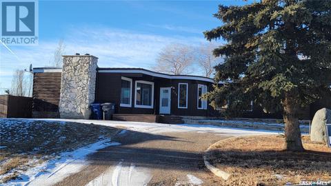 335 Yukon Avenue, House detached with 5 bedrooms, 3 bathrooms and null parking in Kerrobert SK | Card Image
