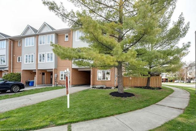 2320 Strawfield Court, House attached with 3 bedrooms, 1 bathrooms and 3 parking in Oakville ON | Image 12