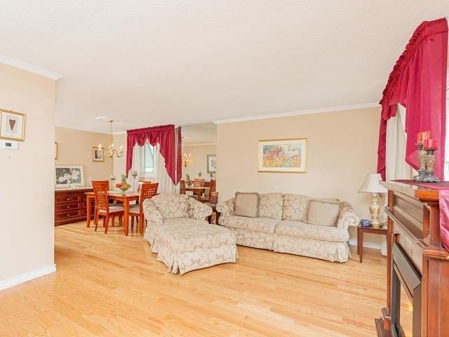 264 Hansen Rd N, House detached with 3 bedrooms, 3 bathrooms and 3 parking in Brampton ON | Image 4