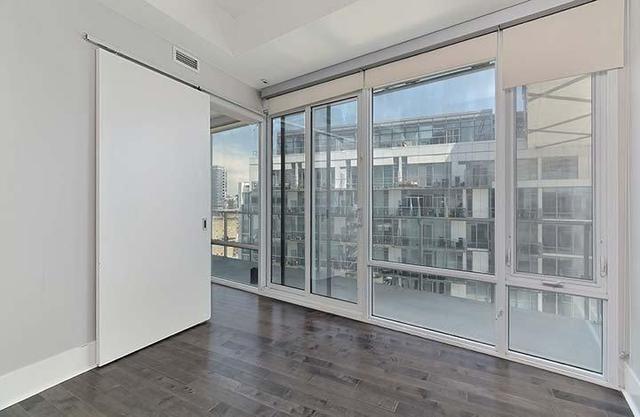 1001 - 29 Queens Quay E, Condo with 2 bedrooms, 2 bathrooms and 1 parking in Toronto ON | Image 11