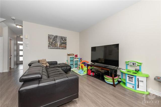 122 St Malo Place, Townhouse with 3 bedrooms, 3 bathrooms and 3 parking in Russell ON | Image 3