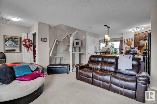 2115 32 St Nw, House semidetached with 4 bedrooms, 2 bathrooms and 2 parking in Edmonton AB | Image 2