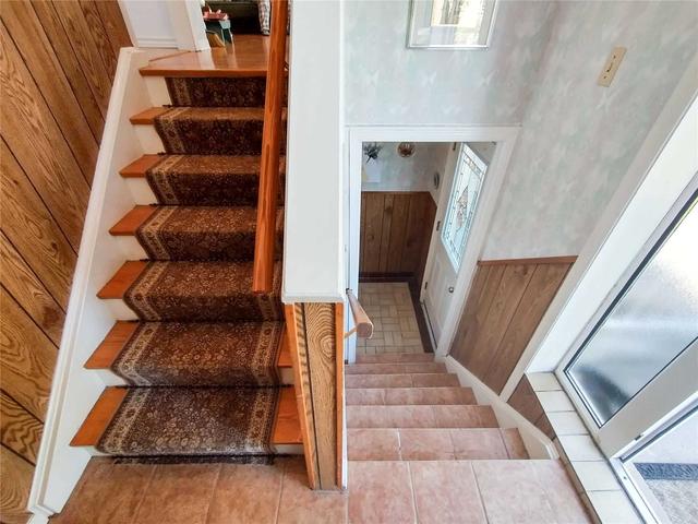 41 La Peer Blvd, House semidetached with 3 bedrooms, 2 bathrooms and 3 parking in Toronto ON | Image 12