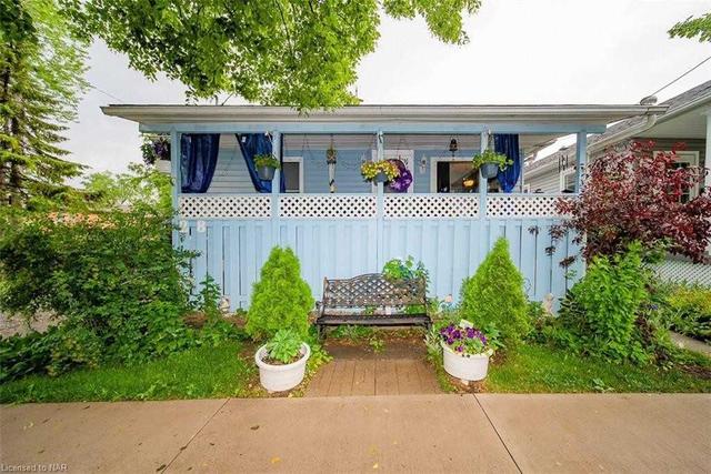 28 Water St, House detached with 2 bedrooms, 1 bathrooms and 2 parking in St. Catharines ON | Image 1