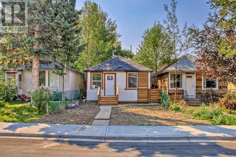 137 26 Avenue Ne, House detached with 2 bedrooms, 1 bathrooms and 1 parking in Calgary AB | Card Image