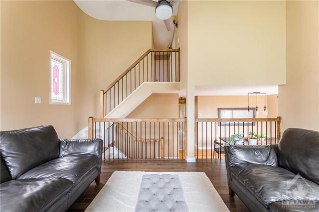 953 Snowshoe Crescent, House detached with 4 bedrooms, 2 bathrooms and 3 parking in Ottawa ON | Image 7