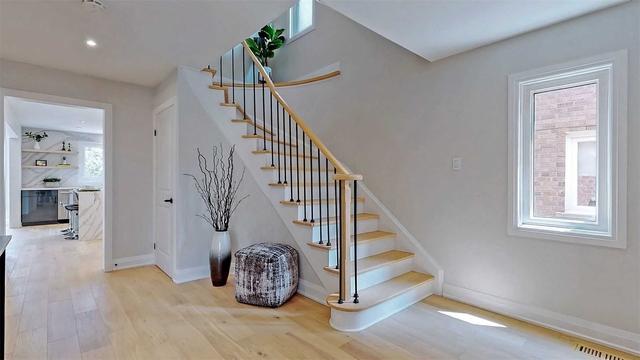 95 Sungold Crt, House detached with 4 bedrooms, 4 bathrooms and 6 parking in Vaughan ON | Image 14