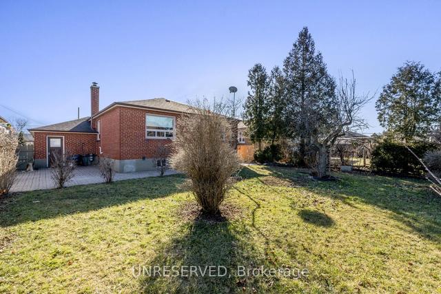 23 Sunfield Rd, House detached with 3 bedrooms, 2 bathrooms and 5 parking in Toronto ON | Image 32