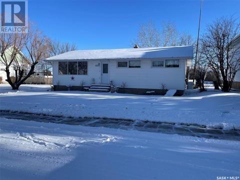 121 2nd Street E, House detached with 3 bedrooms, 2 bathrooms and null parking in Lafleche SK | Card Image