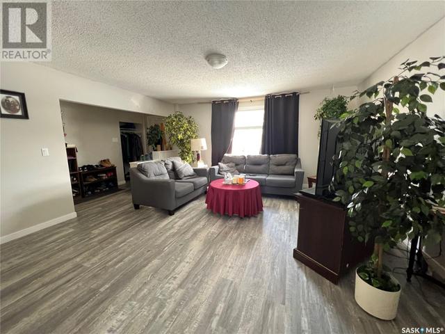 1213 I Avenue N, House detached with 6 bedrooms, 2 bathrooms and null parking in Saskatoon SK | Image 4