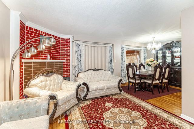 17 Slater Circ, House detached with 4 bedrooms, 3 bathrooms and 4 parking in Brampton ON | Image 3