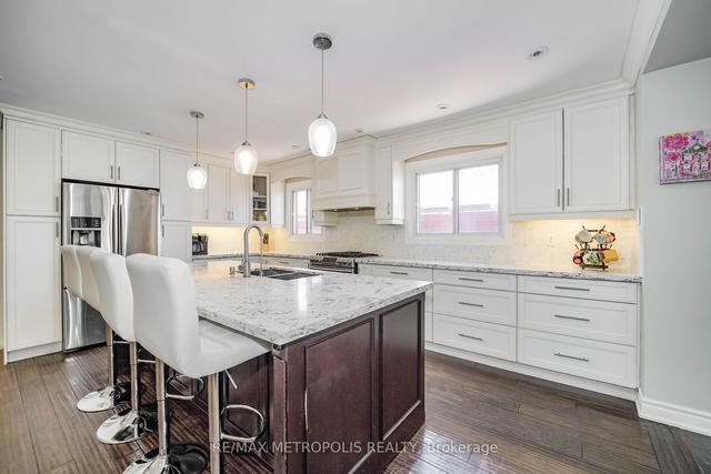 32 Charles Tupper Dr, House detached with 3 bedrooms, 2 bathrooms and 3 parking in Toronto ON | Image 2