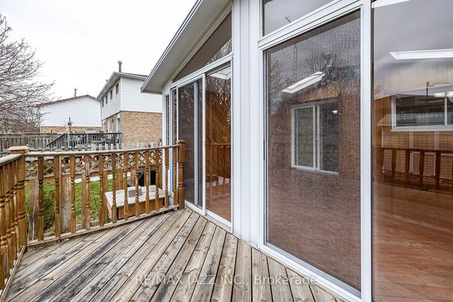 982 Renfrew Crt, House semidetached with 3 bedrooms, 2 bathrooms and 3 parking in Oshawa ON | Image 28