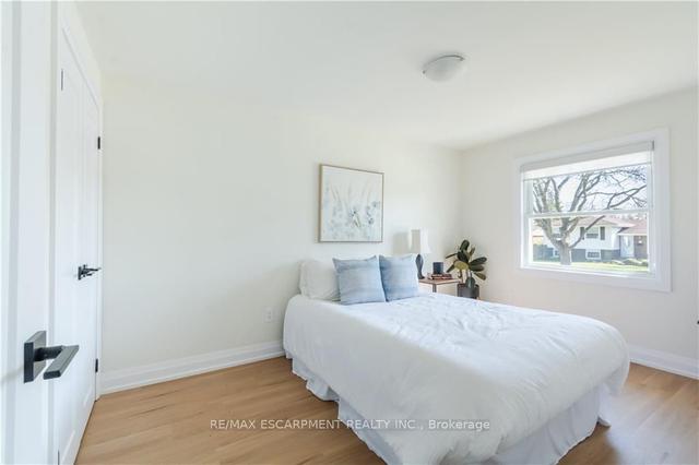 60 West 27th St, House detached with 3 bedrooms, 2 bathrooms and 5 parking in Hamilton ON | Image 9