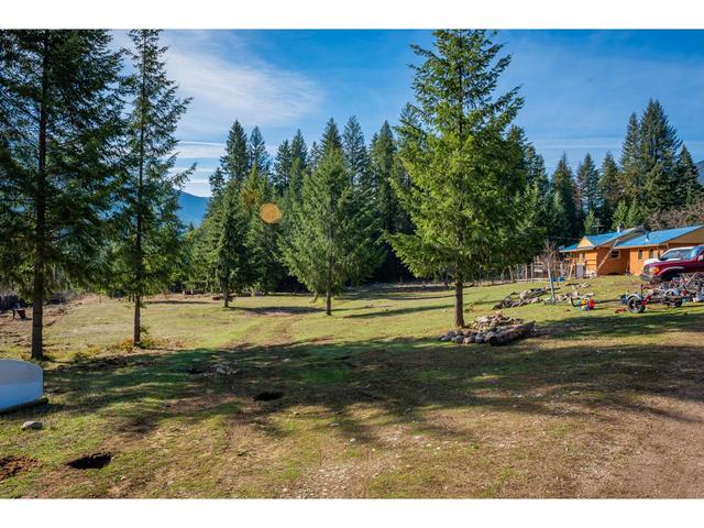 2621 Highway 3a, House detached with 2 bedrooms, 1 bathrooms and null parking in Central Kootenay I BC | Image 11