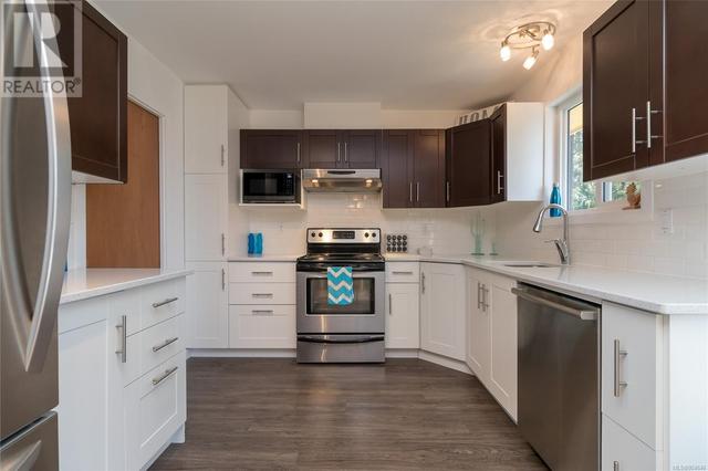 1865 Elmhurst Pl, House detached with 5 bedrooms, 2 bathrooms and 1 parking in Saanich BC | Image 10