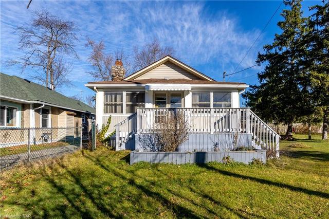 3040 Thunder Bay Road, House detached with 3 bedrooms, 1 bathrooms and 1 parking in Fort Erie ON | Image 2