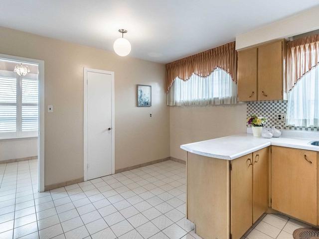 66 Orchardcroft Cres, House semidetached with 3 bedrooms, 2 bathrooms and 3 parking in Toronto ON | Image 5