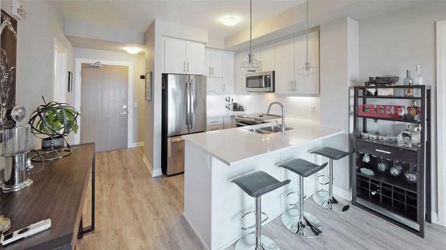 401 - 128 Grovewood Common, Condo with 2 bedrooms, 2 bathrooms and 1 parking in Oakville ON | Image 2