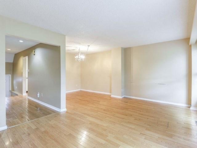 107 Moregate Cres, Townhouse with 3 bedrooms, 2 bathrooms and 1 parking in Brampton ON | Image 5