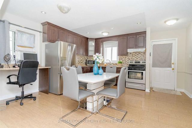 54 Gladstone Sq, House detached with 3 bedrooms, 2 bathrooms and 3 parking in Brampton ON | Image 12