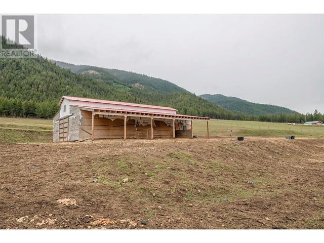6449 97 Highway, House detached with 3 bedrooms, 2 bathrooms and null parking in Columbia Shuswap D BC | Image 36