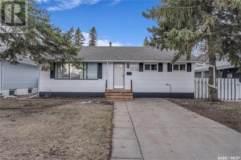 1706 Ewart Avenue, House detached with 3 bedrooms, 2 bathrooms and null parking in Saskatoon SK | Card Image