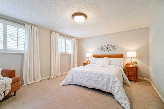 569 Farmstead Dr, House detached with 4 bedrooms, 3 bathrooms and 6 parking in Milton ON | Image 15