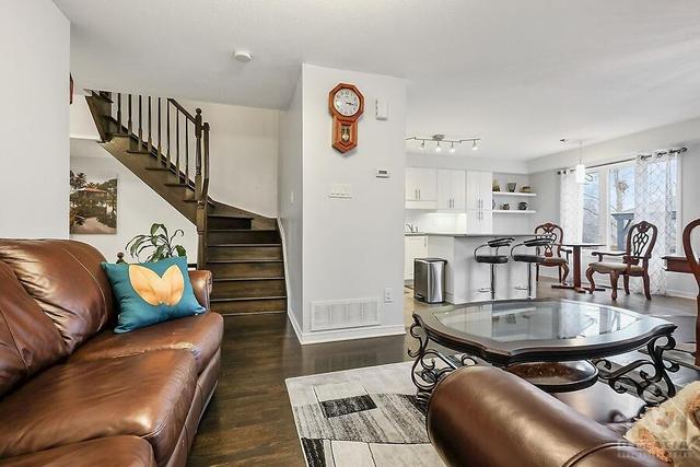 364 Rolling Meadow Crescent, Townhouse with 3 bedrooms, 3 bathrooms and 3 parking in Ottawa ON | Image 6