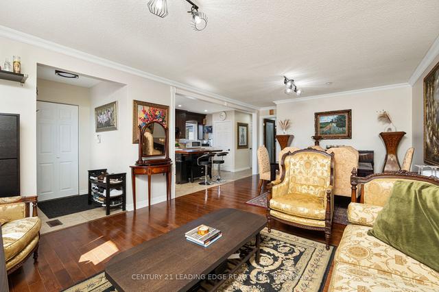 38 Wheatsheaf Cres, House detached with 3 bedrooms, 2 bathrooms and 7 parking in Toronto ON | Image 3
