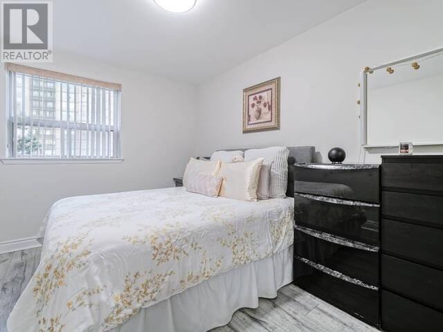 28 Village Green Way, Townhouse with 3 bedrooms, 2 bathrooms and 2 parking in Toronto ON | Image 26