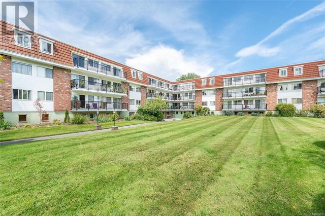 129 - 1680 Poplar Ave, Condo with 2 bedrooms, 1 bathrooms and 1 parking in Saanich BC | Image 1