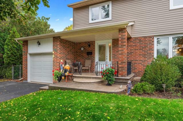 257 Trowbridge Pl, House detached with 3 bedrooms, 3 bathrooms and 3 parking in Oakville ON | Image 1