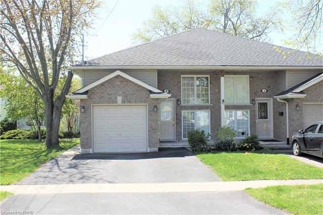 18 Rosedale Ave, House semidetached with 2 bedrooms, 2 bathrooms and 3 parking in St. Catharines ON | Image 1